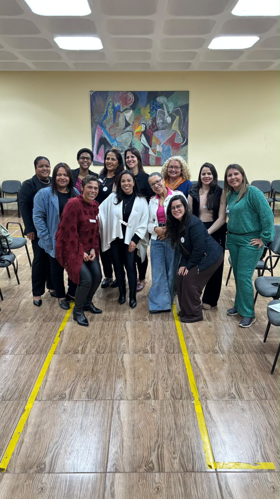Lidiane e mulheres reunidas na Comunidade Transbordo