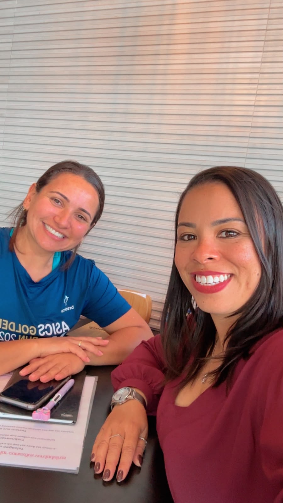 Duas mulheres em um encontro de conexão do INSIDE