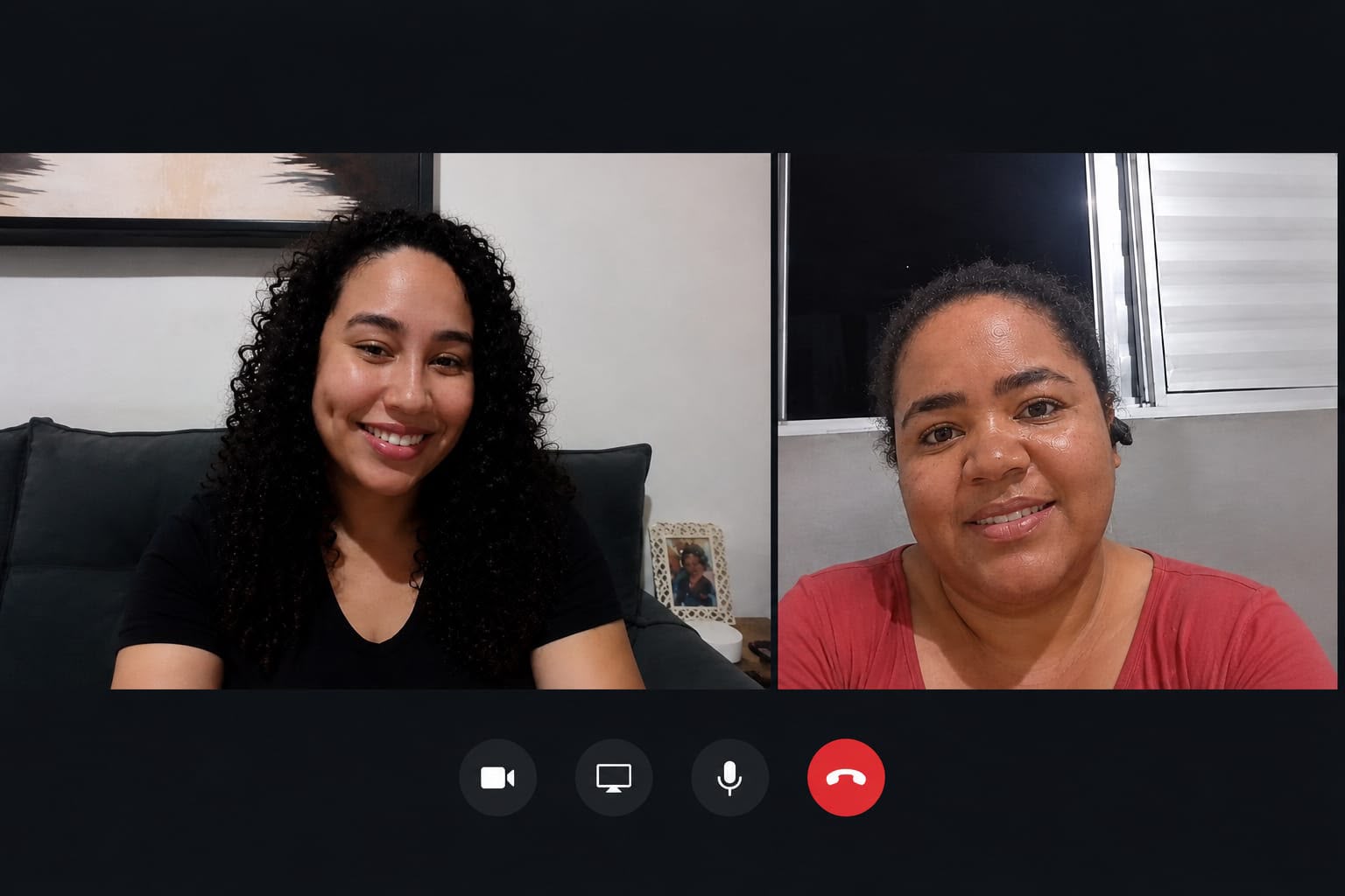 Duas mulheres em chamada online durante conexão do INSIDE