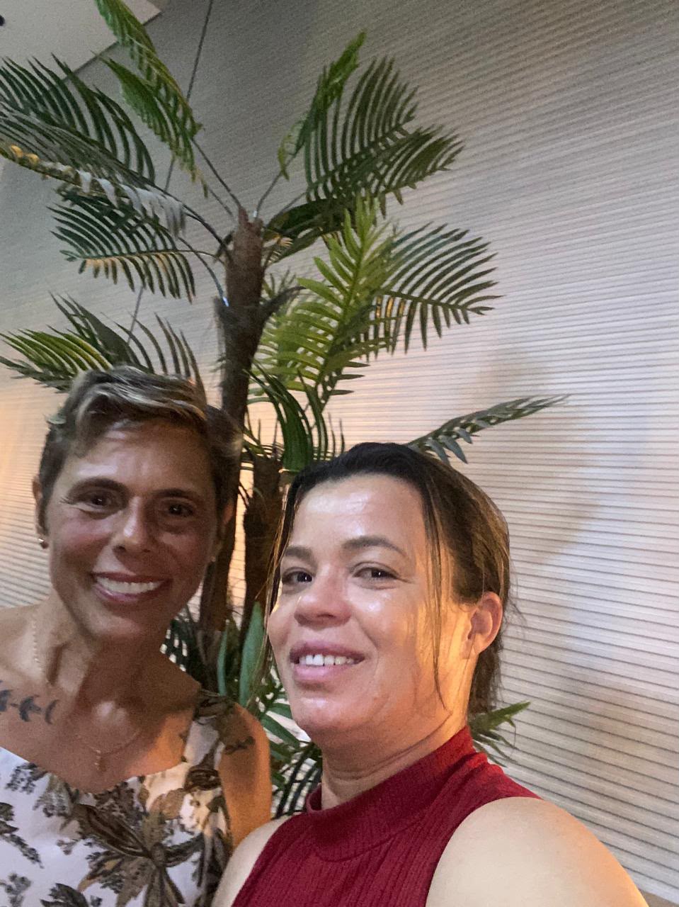 Duas mulheres em selfie durante conexão do INSIDE