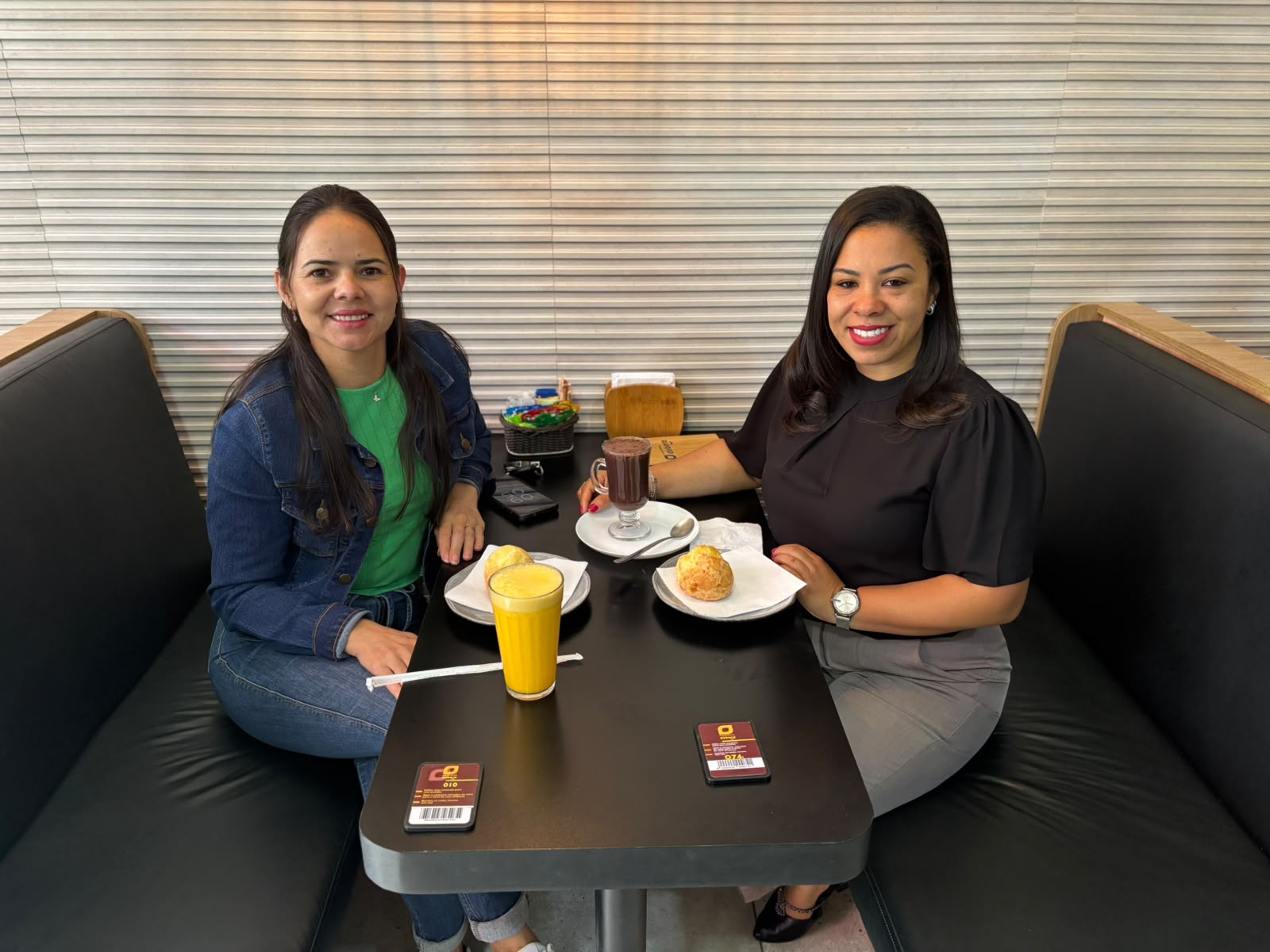Duas mulheres reunidas em uma mesa de café