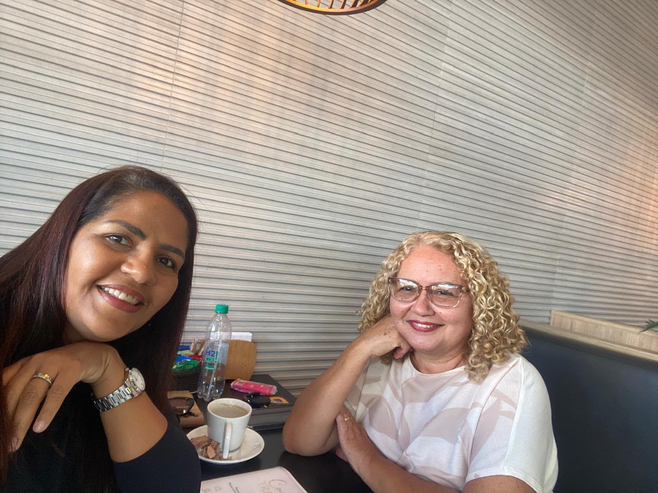 Duas mulheres compartilhando um lanche durante encontro de conexão
