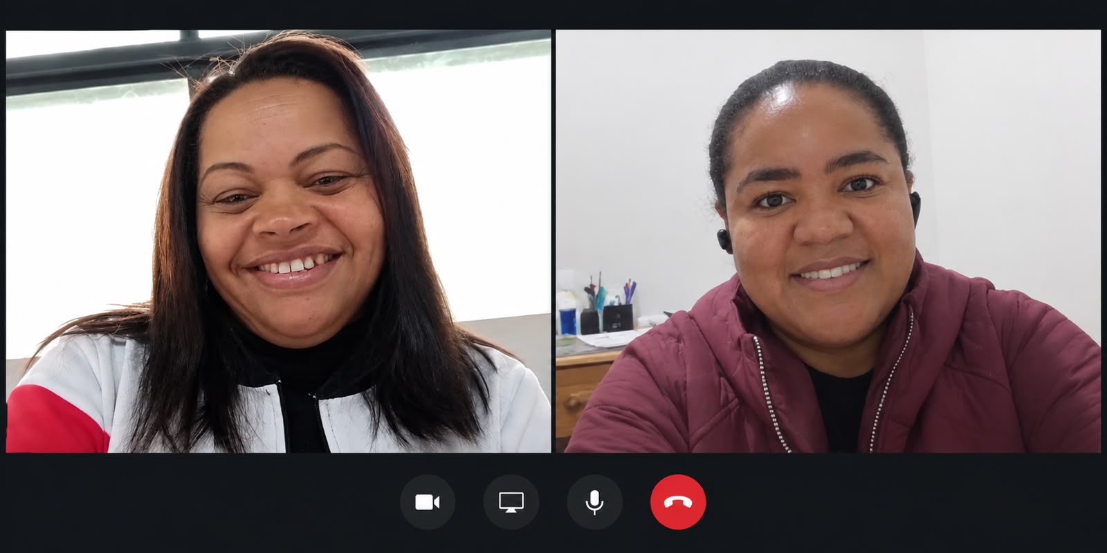 Duas mulheres em encontro da Comunidade Transbordo