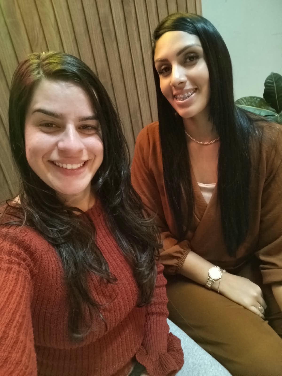 Duas mulheres sorrindo em chamada online
