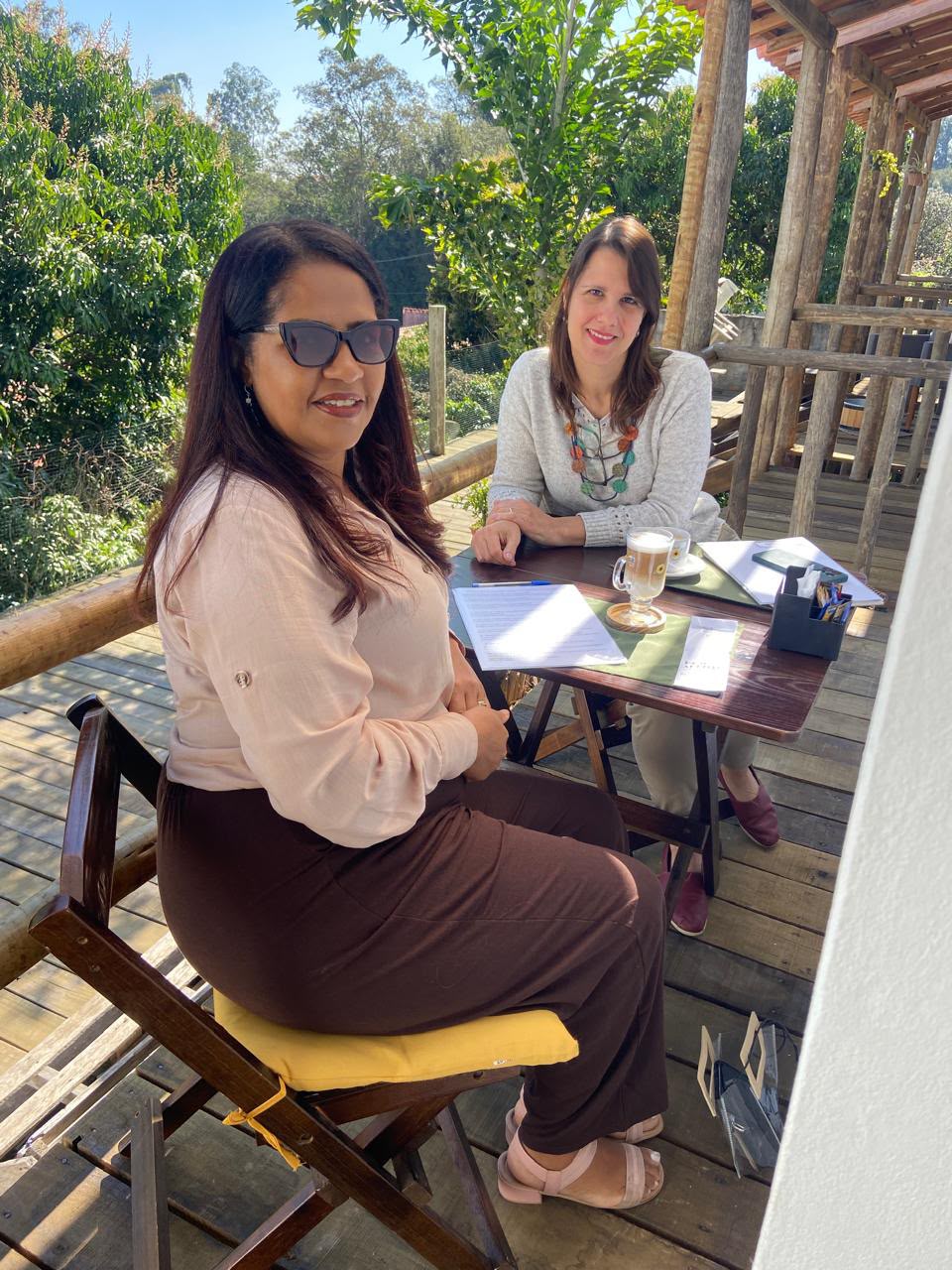 Duas mulheres em encontro ao ar livre no Rancho