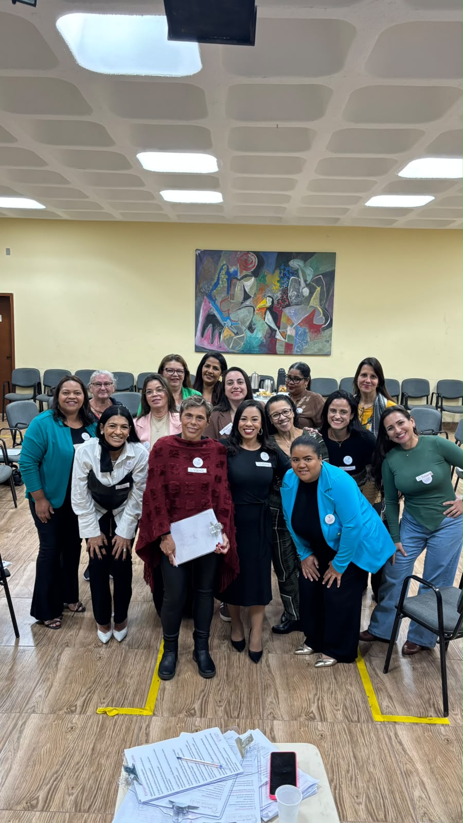Mulheres reunidas no Momento Transbordo de julho, com Lidiane ao centro