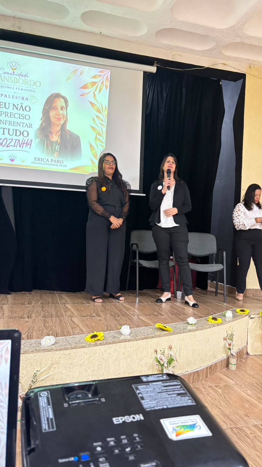 Mulheres compartilhando o palco durante o evento Transbordo