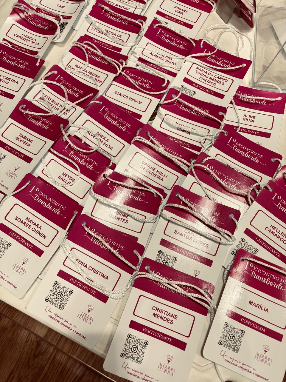 Crachás das participantes preparados para o Transbordo
