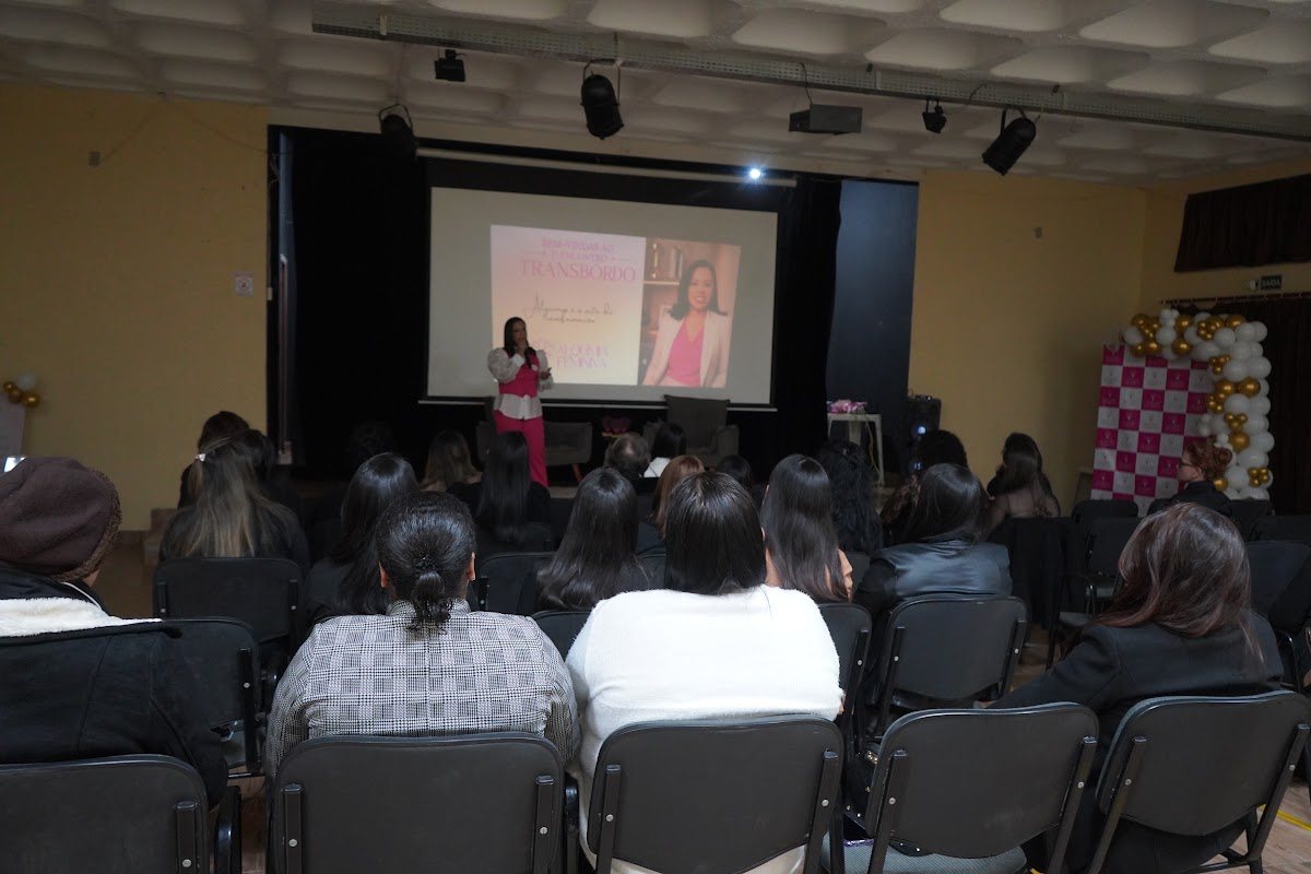 Público acompanhando uma palestra da Comunidade Transbordo